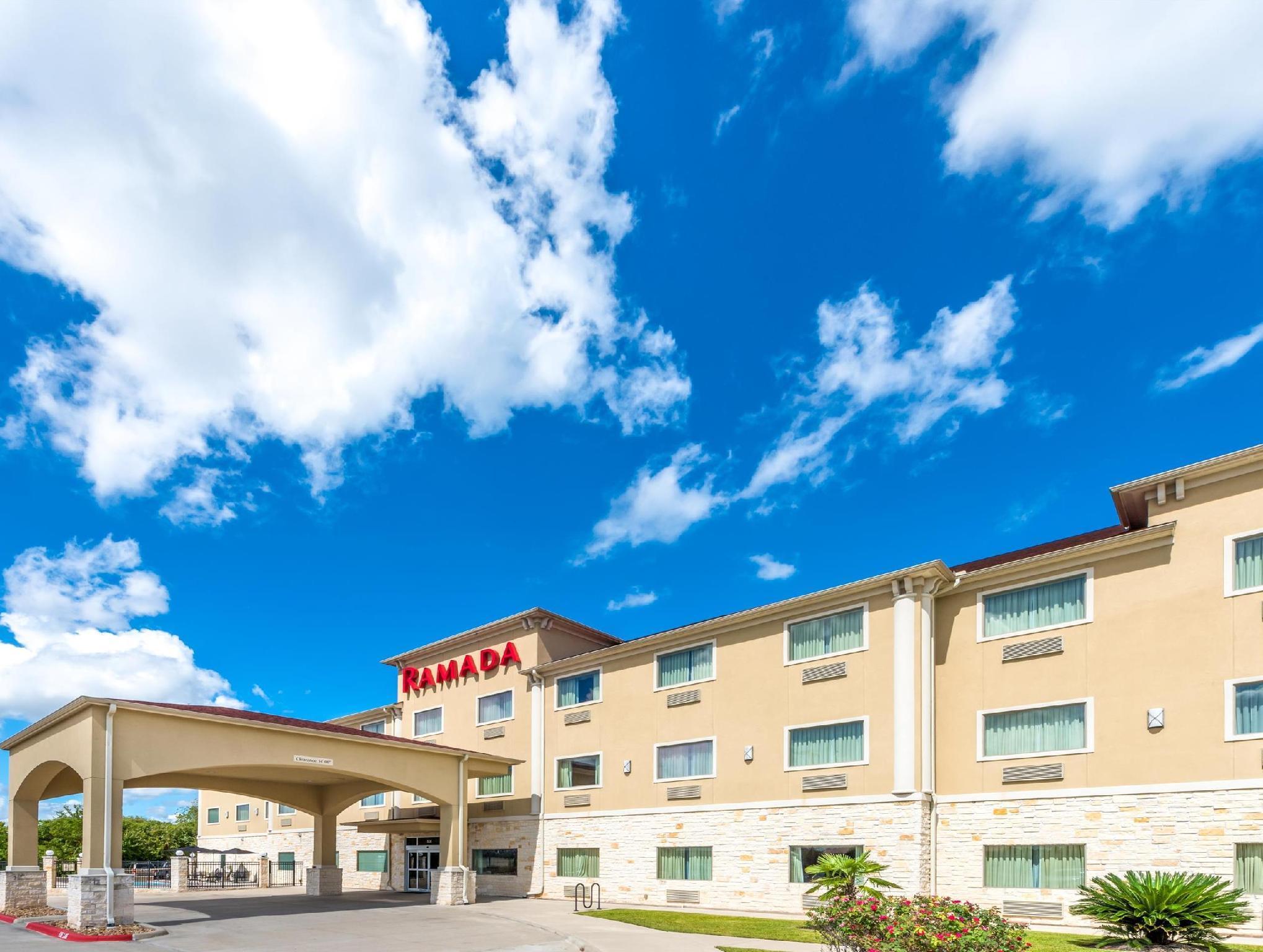 Ramada By Wyndham College Station Hotel Bagian luar foto