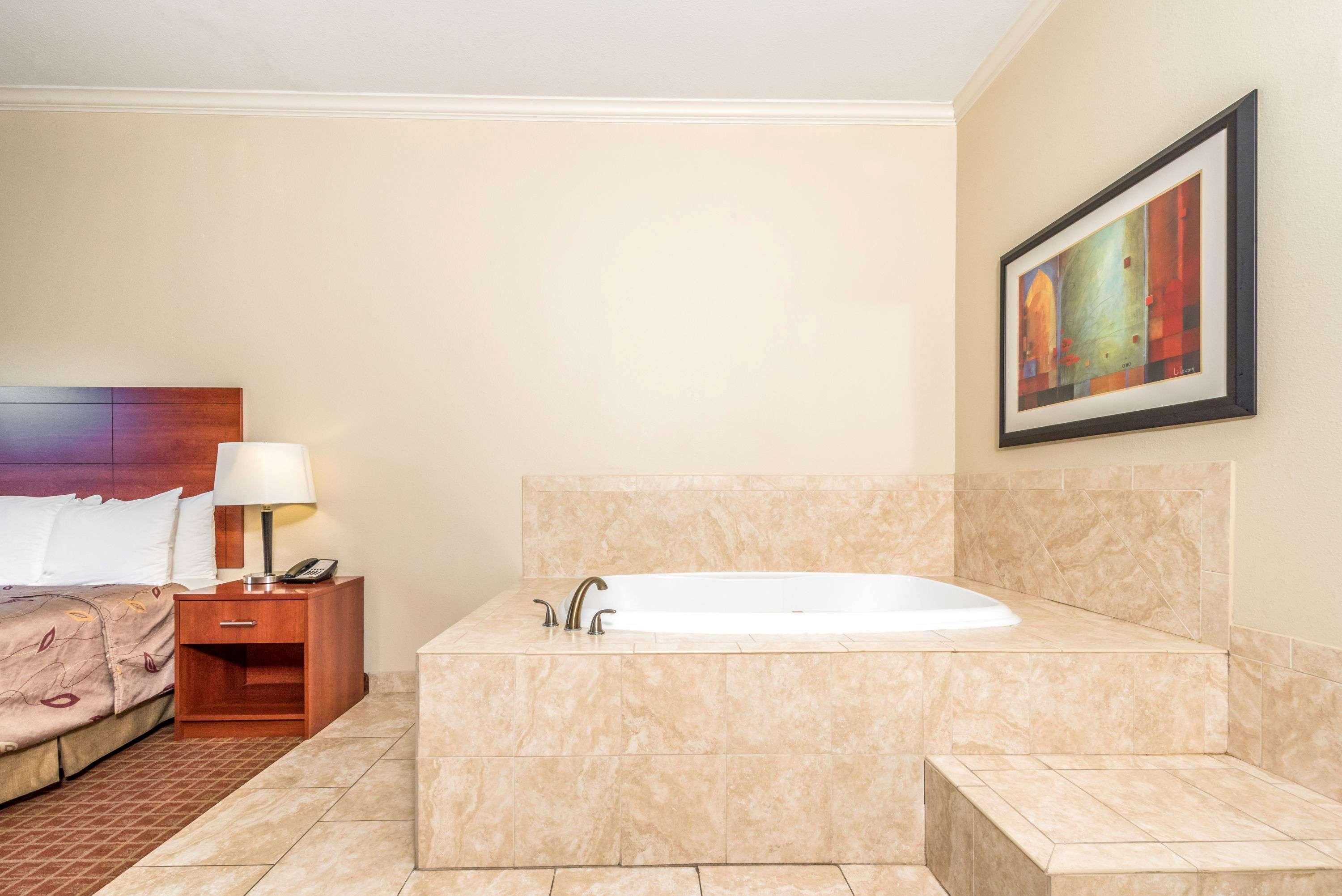 Ramada By Wyndham College Station Hotel Bagian luar foto