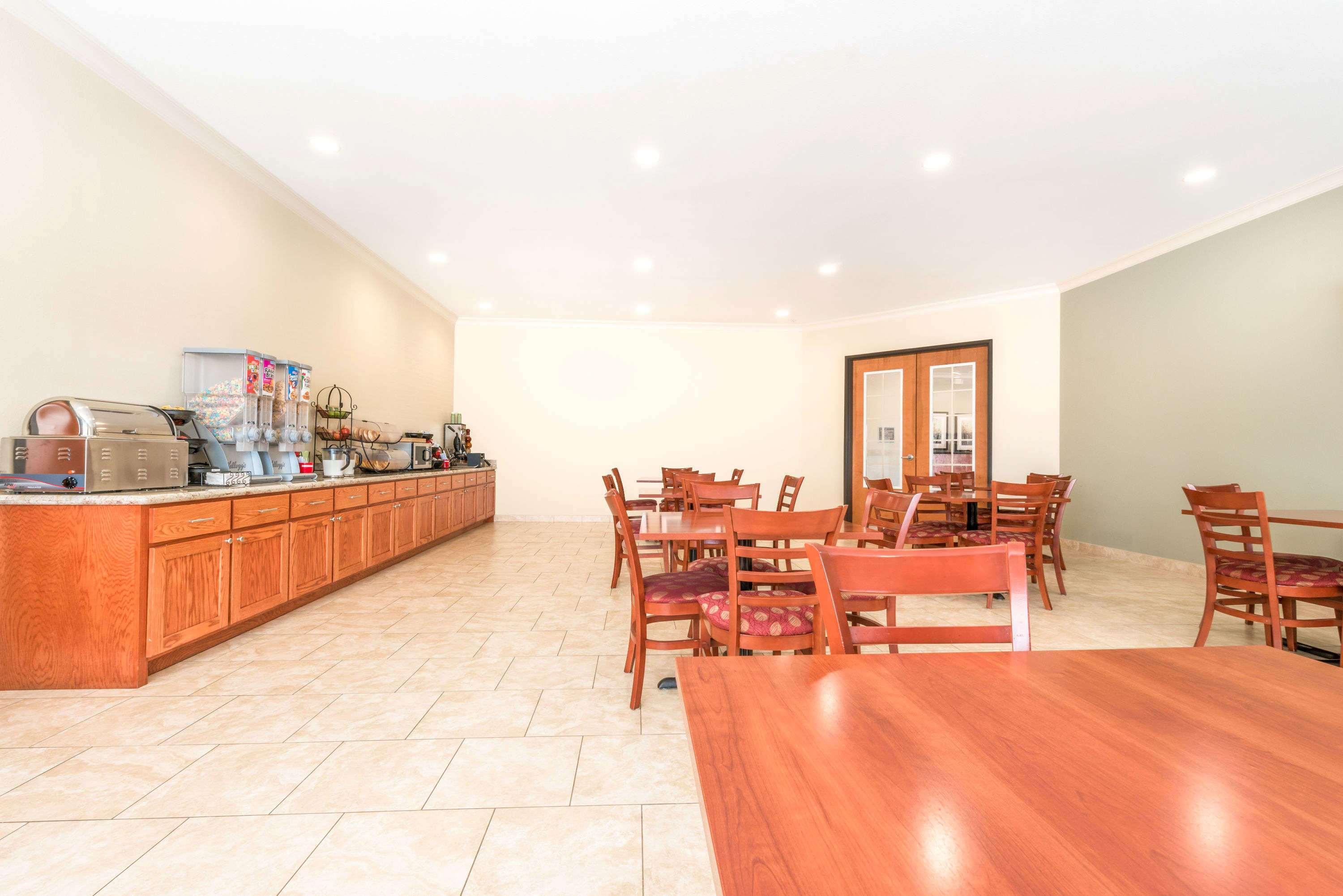 Ramada By Wyndham College Station Hotel Bagian luar foto