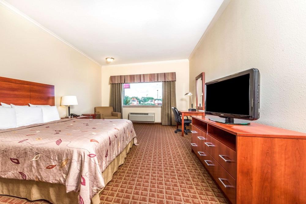 Ramada By Wyndham College Station Hotel Bagian luar foto