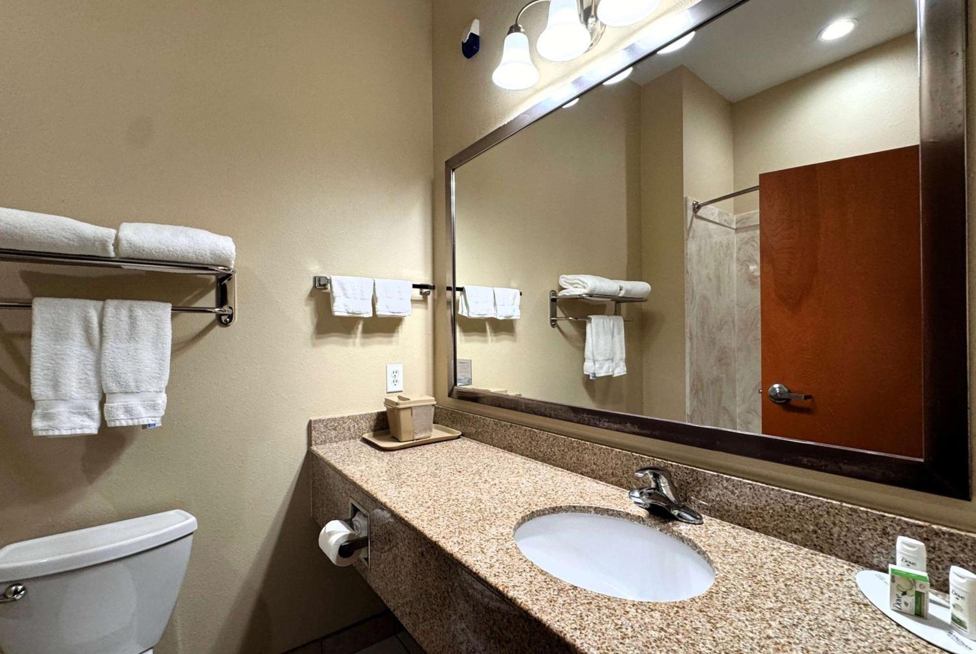 Ramada By Wyndham College Station Hotel Bagian luar foto