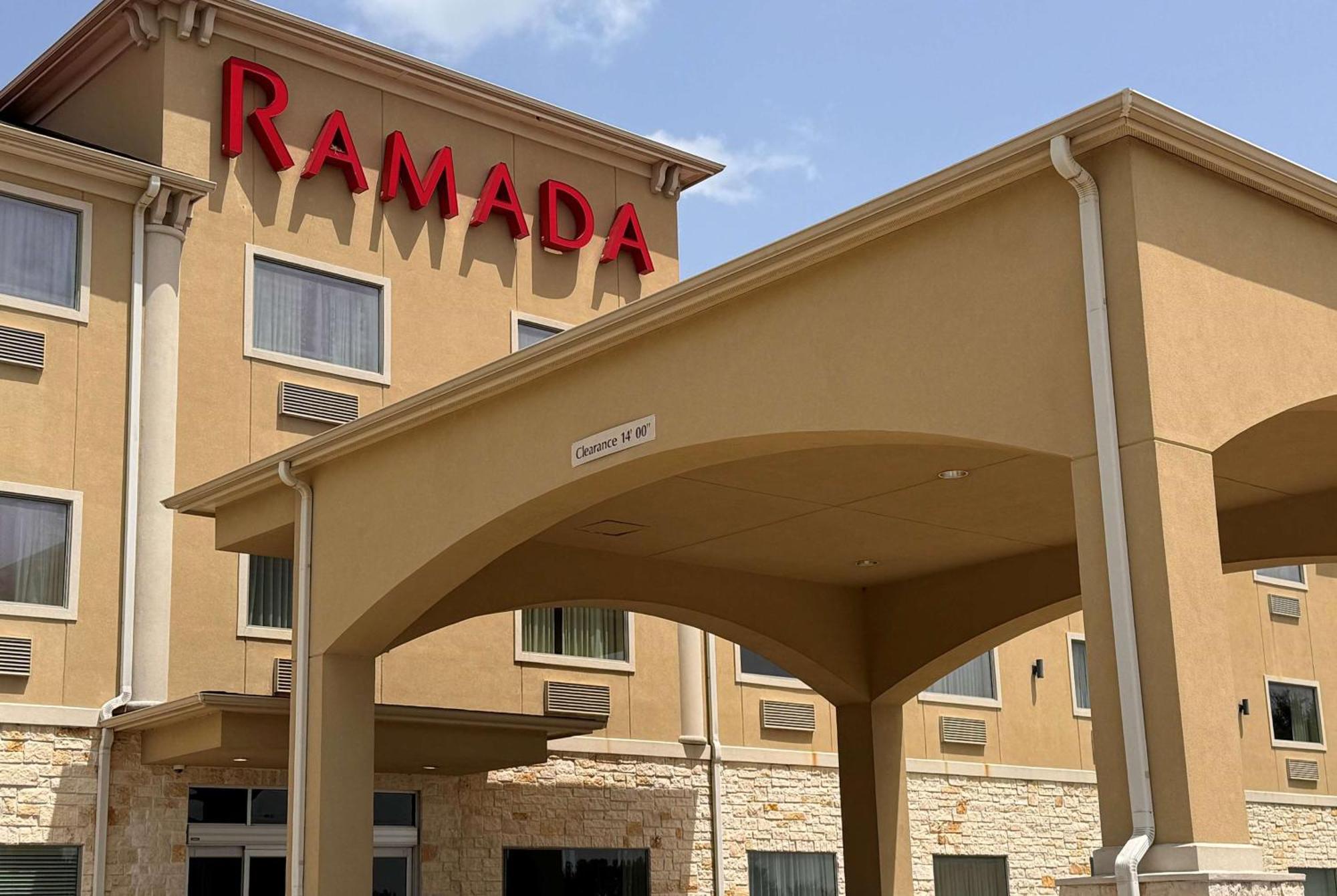 Ramada By Wyndham College Station Hotel Bagian luar foto