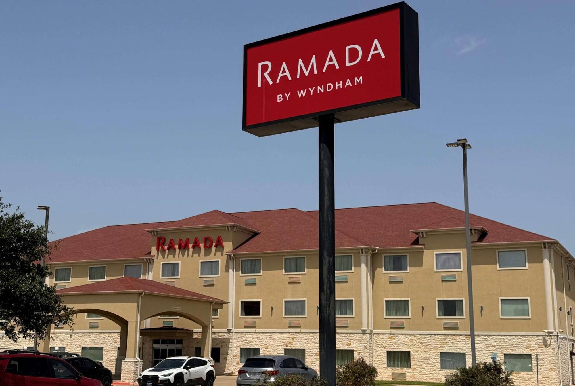 Ramada By Wyndham College Station Hotel Bagian luar foto