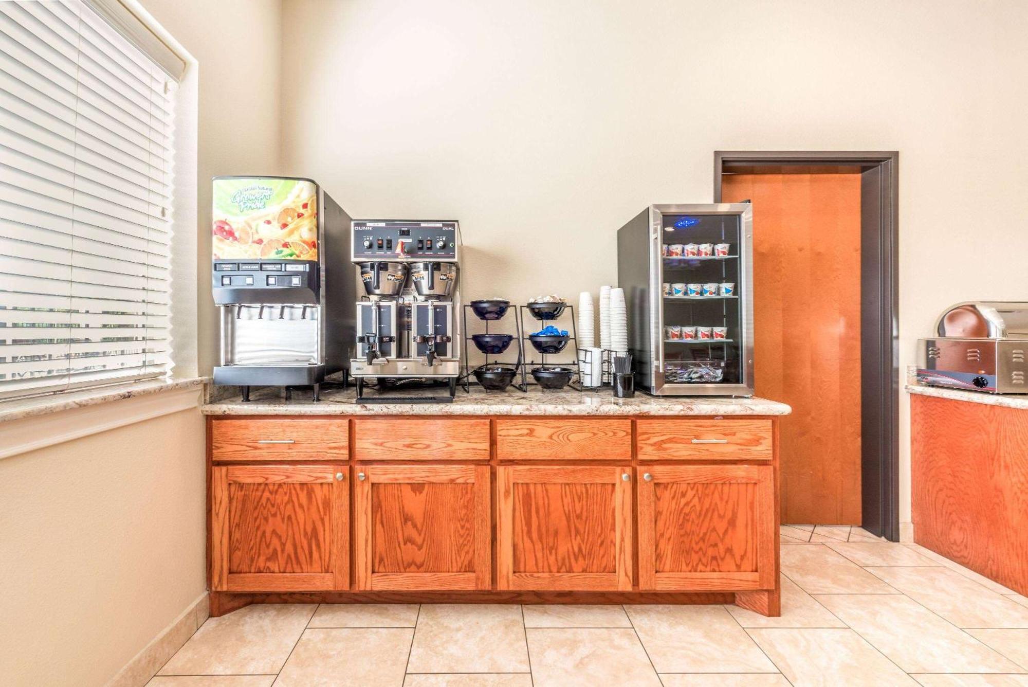 Ramada By Wyndham College Station Hotel Bagian luar foto