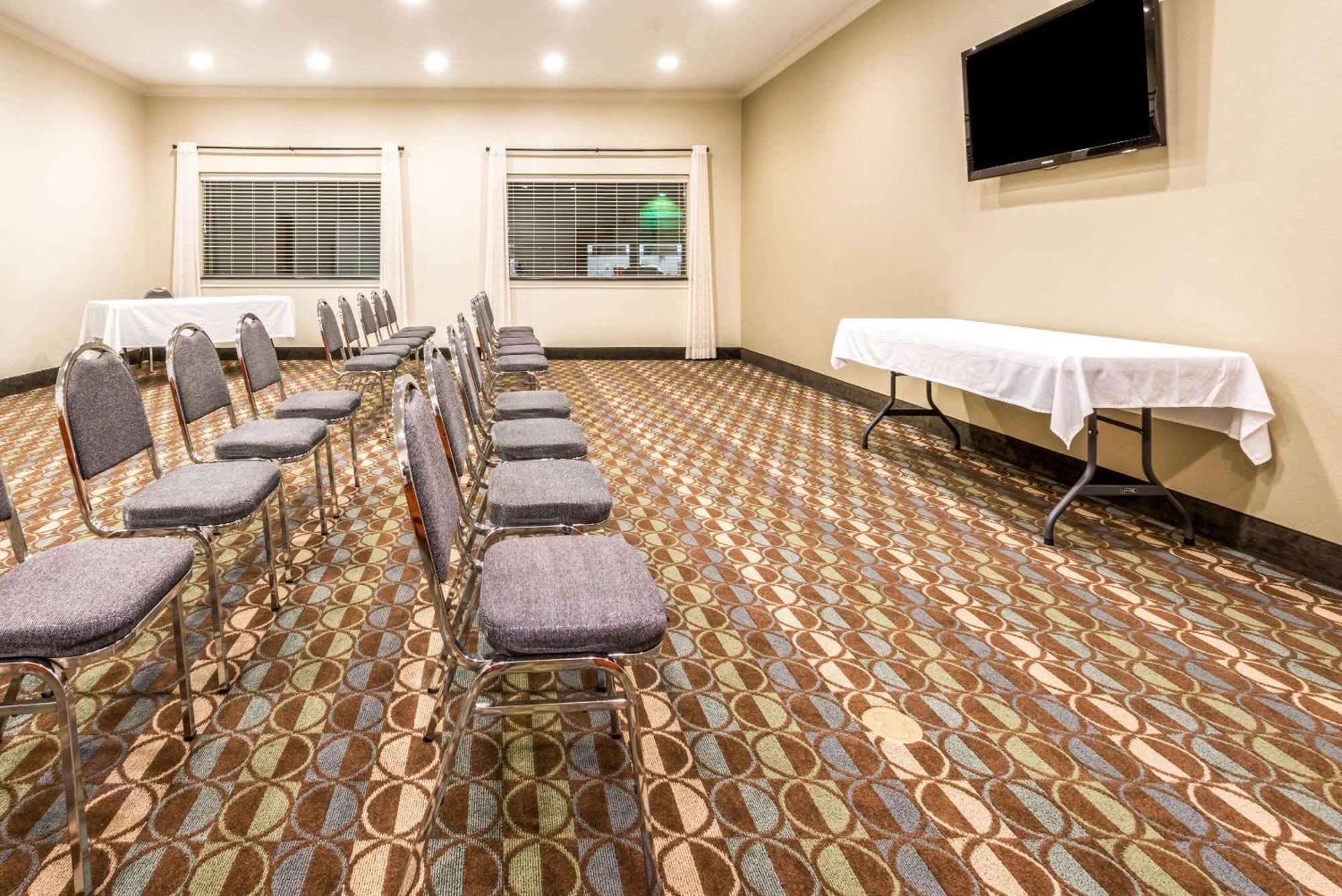 Ramada By Wyndham College Station Hotel Bagian luar foto