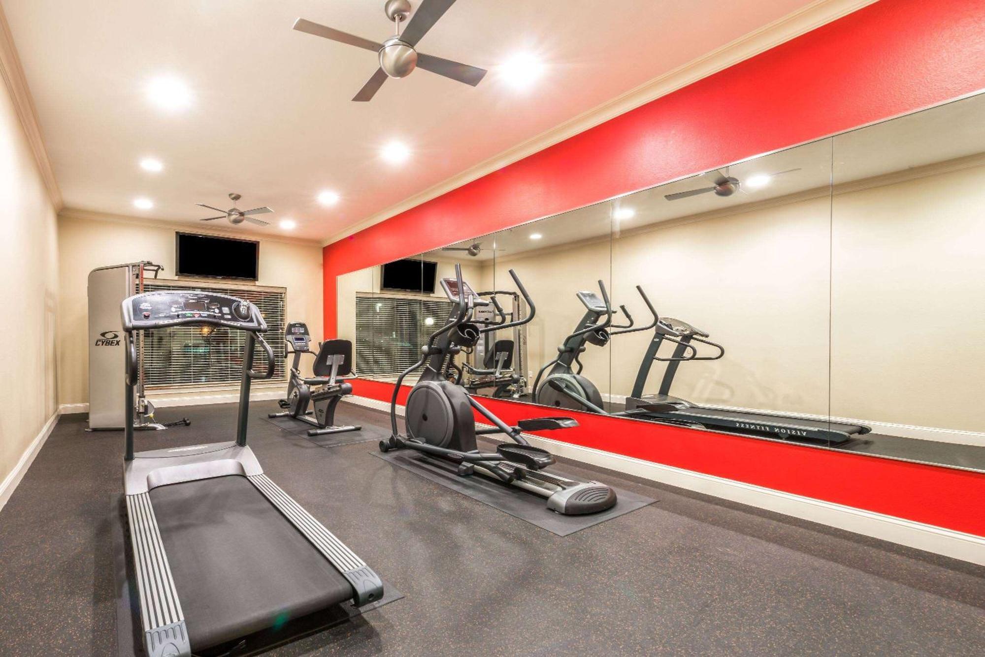 Ramada By Wyndham College Station Hotel Bagian luar foto