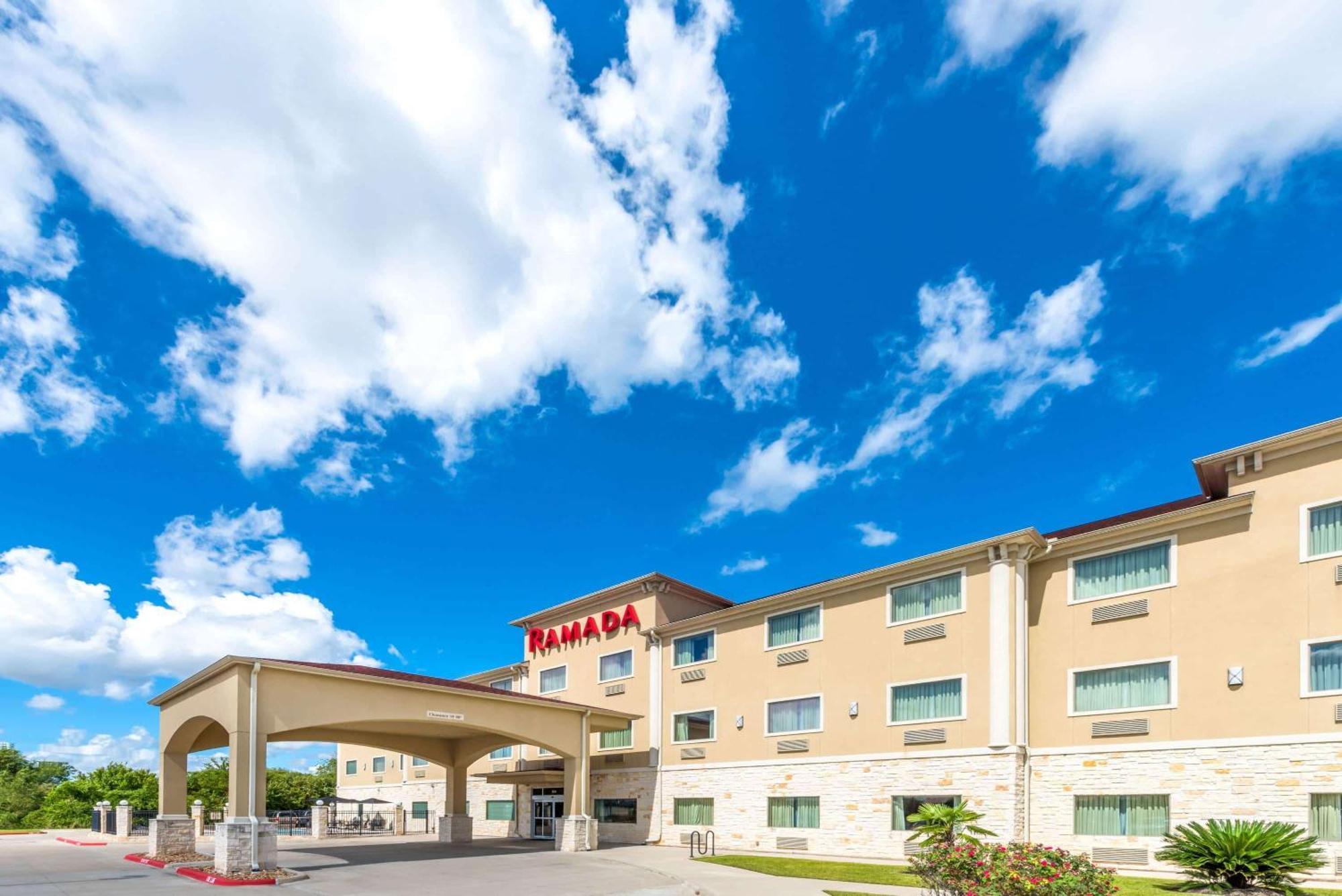 Ramada By Wyndham College Station Hotel Bagian luar foto