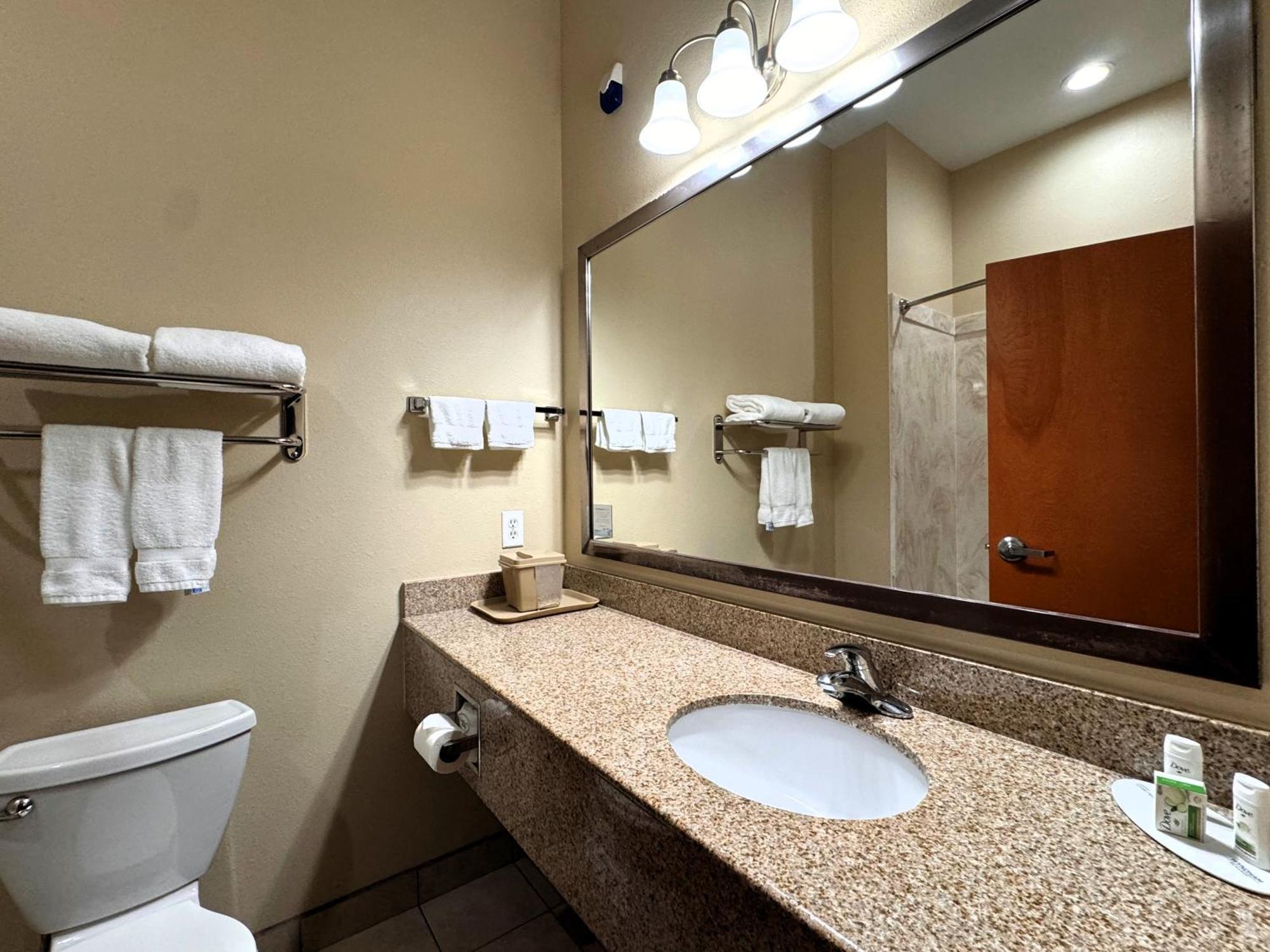 Ramada By Wyndham College Station Hotel Bagian luar foto
